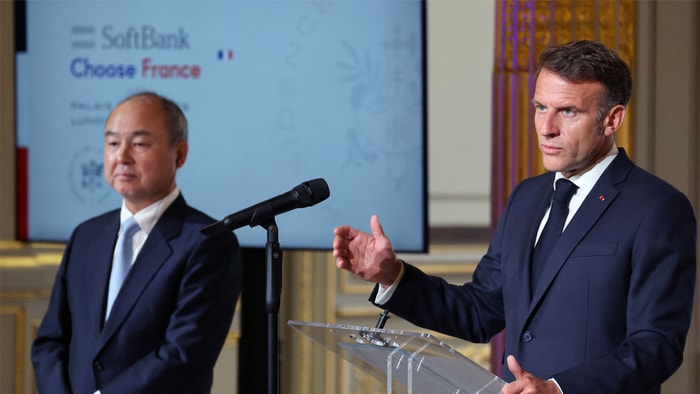 Le président-directeur général du groupe SoftBank, l’homme d’affaires japonais Masayoshi Son, et Emmanuel Macron.