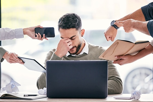 homme-burnout-travail
