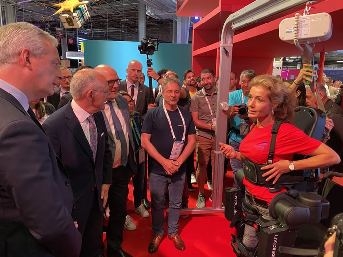 Bruno Le Maire échange sur le stand de La Poste au sujet d'un exosquelette, mercredi 15 juin 2022
