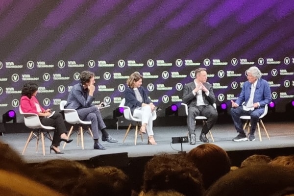 Sur la scène du Dôme de Paris, Elon Musk (Tesla/SpaceX/Twitter), entouré de Maurice Lévy (VivaTech/Publicis), Christel Heydemann (Orange), Antoine Arnault (Dior/LVMH/Les Echos) et Asmita Dubey (L’Oréal). Photo CMoal
