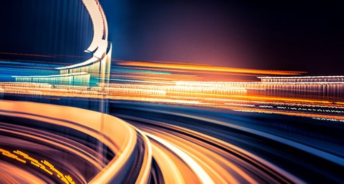 Qu’est ce que le SD-WAN ? Vous connaissiez le LAN (Local Area Network) et le WAN (Wide Area Network) quand le réseau est étendu. Mais quelle réalité se cache derrière l’acronyme SD-WAN ? Derrière ces cinq lettres se cache une nouvelle façon de concevoir la gestion des réseaux de l’entreprise dans une optique d’optimisation permanente. Le principe est finalement assez simple. Il s’agit de s’appuyer sur un environnement logiciel qui permet de piloter en continu la façon dont l’ensemble des liens (ADSL, VDSL, Fibre optique, 4G) sont exploités pour chacune des activités réseaux de l’entreprise et pour l’ensemble de ses sites et ce au niveau applicatif. SD-WAN : décryptage… SD correspond à Software Defined. Le logiciel permet d’attribuer la bande passante en fonction des besoins du nombre ou du type d’utilisateurs, des applications concernées et bien d’autres critères. L’ensemble de ces critères peut être pris en compte, cumulé ou combiné de sorte que les activités stratégiques, celles qui permettent à l’entreprise de se développer et d’être agile, disposent de la meilleure connectivité possible en toute circonstance. Entre ROI, flexibilité et efficacité ! Ainsi, le Software Defined WAN constitue une réponse à de nombreuses problématiques réseaux. On peut donc dire que le SD-WAN permet plusieurs actions, parmi lesquelles : L’automatisation de la configuration des équipement (permettant un ROI en coût humain) L’optimisation de l’utilisation des liens physiques (permettant dans ce cas-là un ROI sur le coût des liens) En fonction des besoins, du développement de l’entreprise ou encore du turn-over des équipes, les administrateurs réseau ont toutes les cartes en main pour proposer une qualité de service irréprochable et une réactivité optimale. Taillé pour le cloud computing, le SD-Wan constitue tout à la fois, une perspective de réduction de coûts, de fiabilité, mais aussi et surtout de simplification de la gestion du réseau !